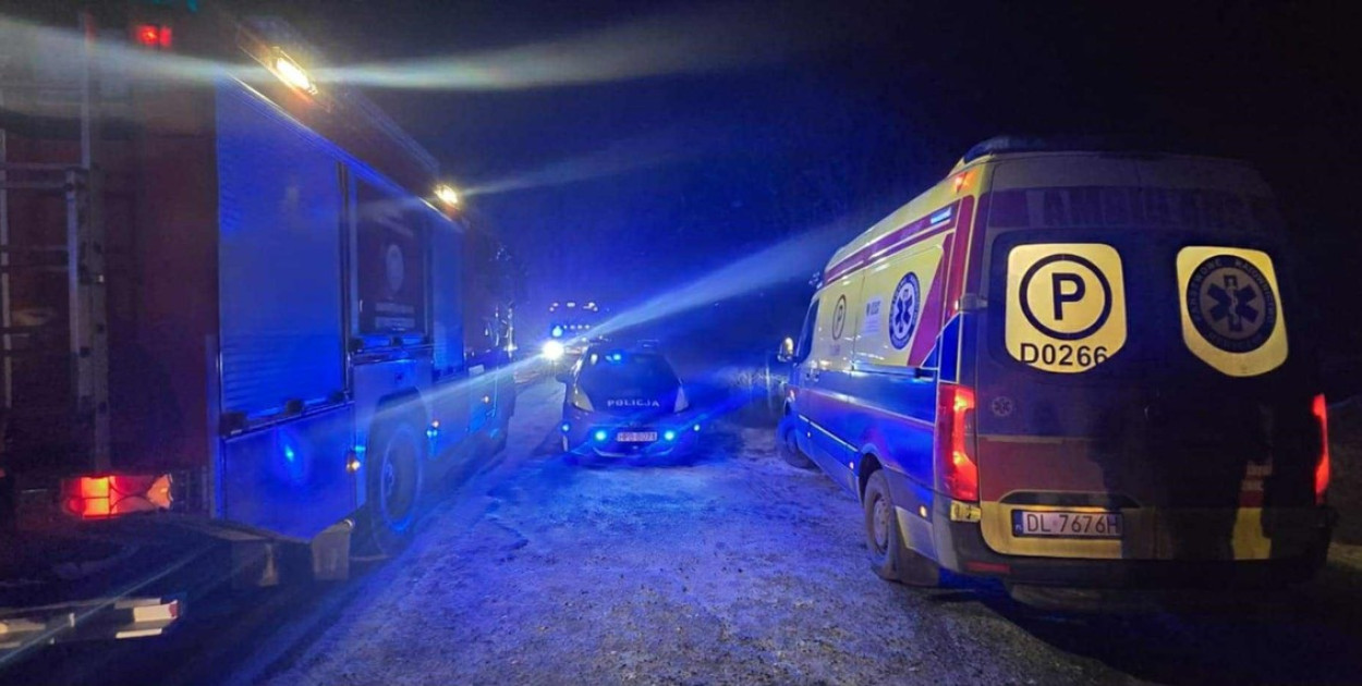 Chojnowscy policjanci uratowali mężczyznę z płonącego budynku