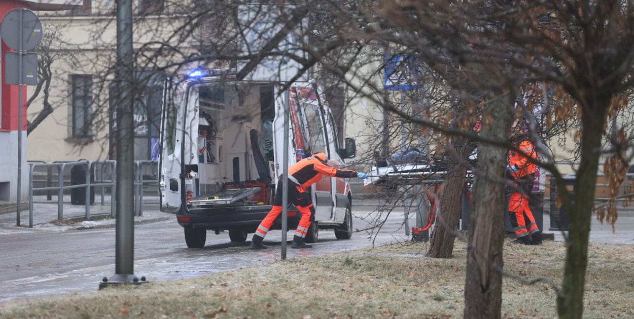Szklanka na chodnikach paraliżuje miasto i wypełnia szpitalne korytarze