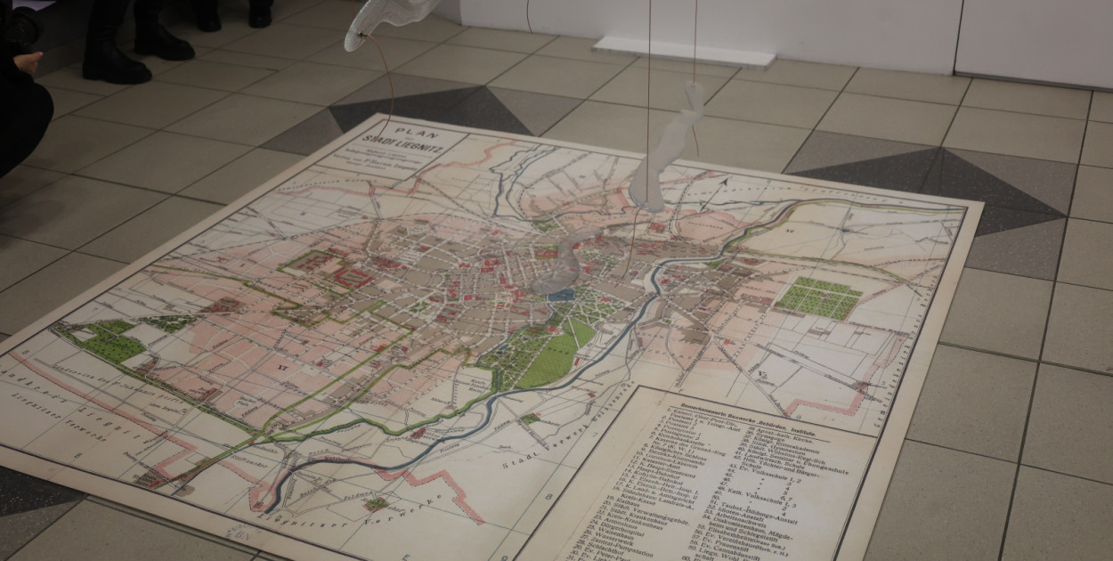 Woda która łączy pokolenia i narody: niezwykły wernisaż w Galerii Ring