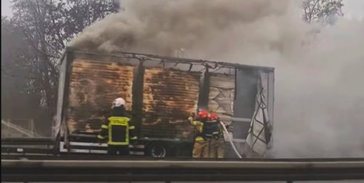 Ogień na A4. Ciężarówka spłonęła doszczętnie, siedem zastępów w akcji