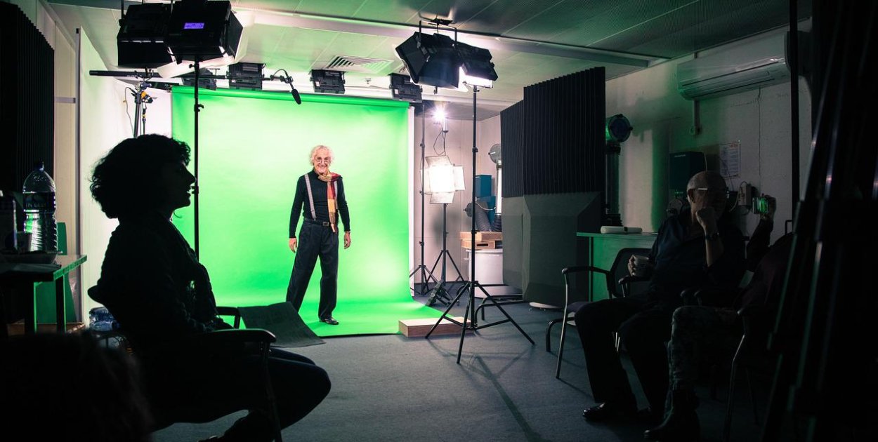 Studio green screen – czym różni się nagranie studyjne od biurowego?