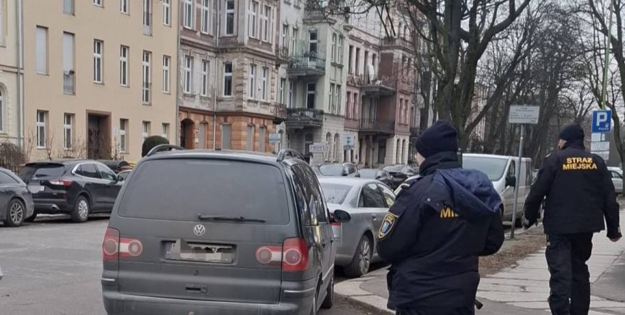 Źle zaparkowane auta przy przejściach. Straż miejska nie odpuszcza