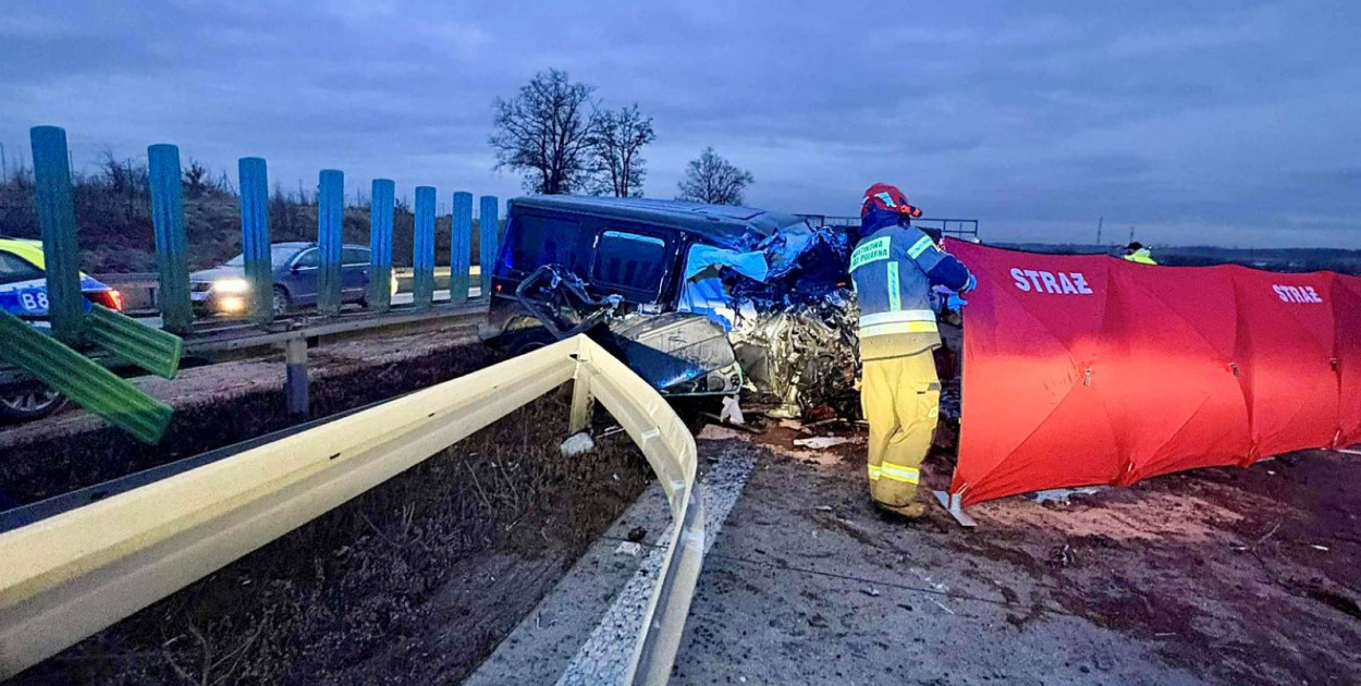 Tragiczny wypadek na A4. Ciężarówka przebiła bariery, jedna osoba nie żyje