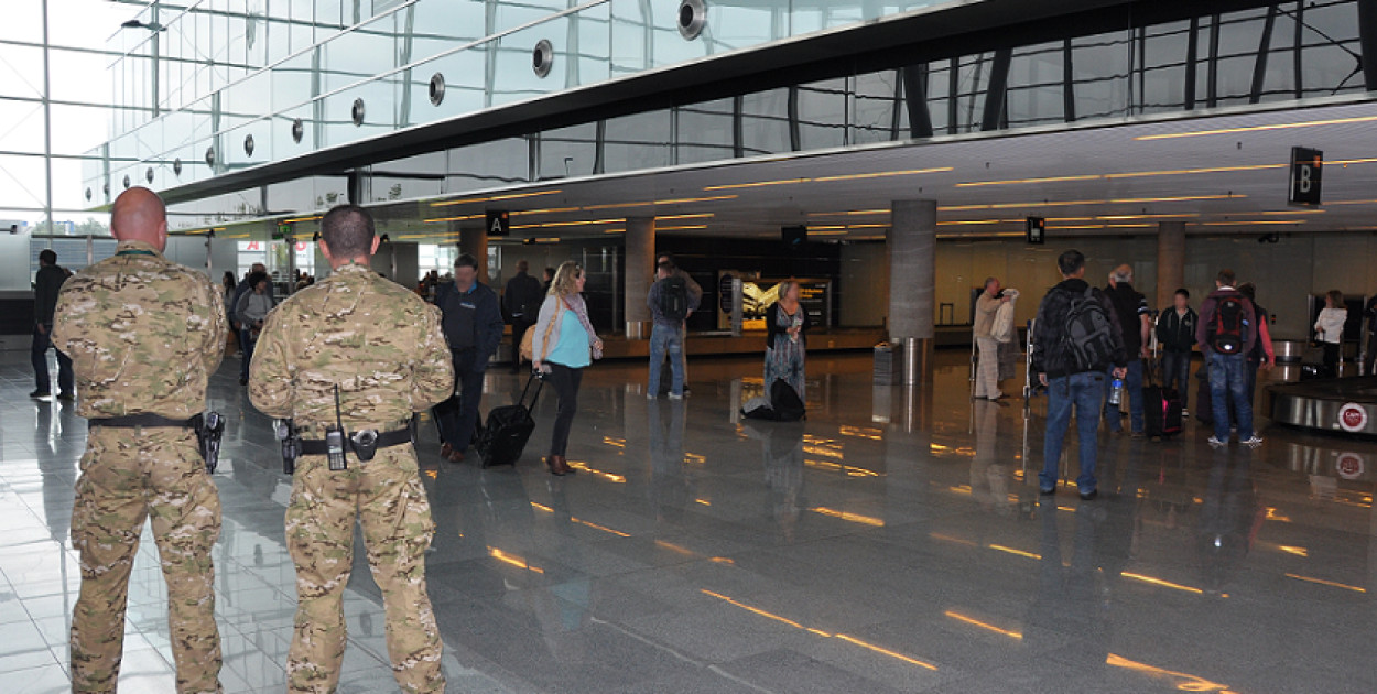 „Zażartował” o bombie przy odprawie. Zamiast do Hiszpanii trafił za kraty