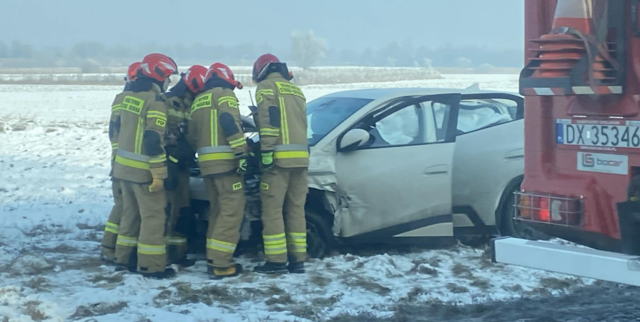 Nie zachowała bezpiecznej odległości. Uderzyła w Mercedesa, wjechała w pole