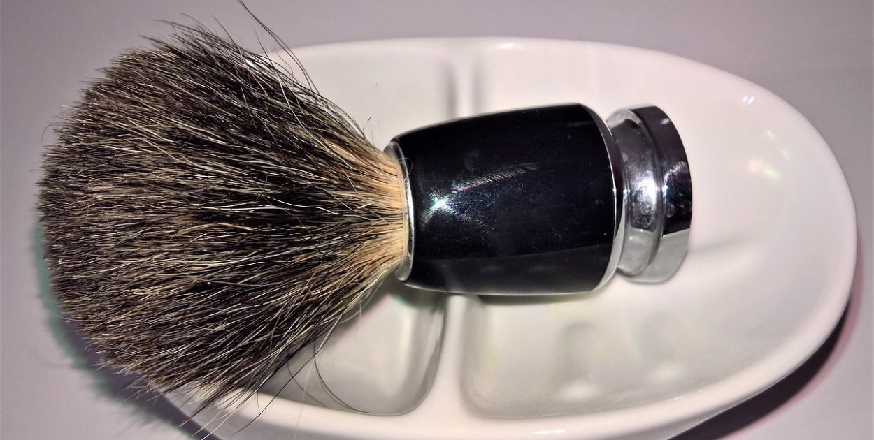 Jaki pędzel do golenia wybrać? Borsuk, dzik czy nowoczesny syntetyk?