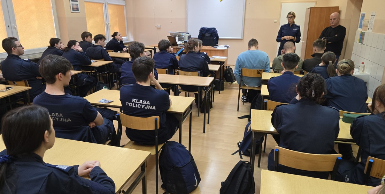 Maturzyści z VII LO poznali szczegóły rekrutacji do policji i etapy naboru