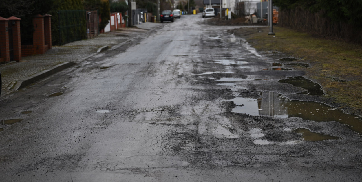 Fatalna nawierzchnia i grzęznące samochody. To obraz Morelowej i Orzechowej