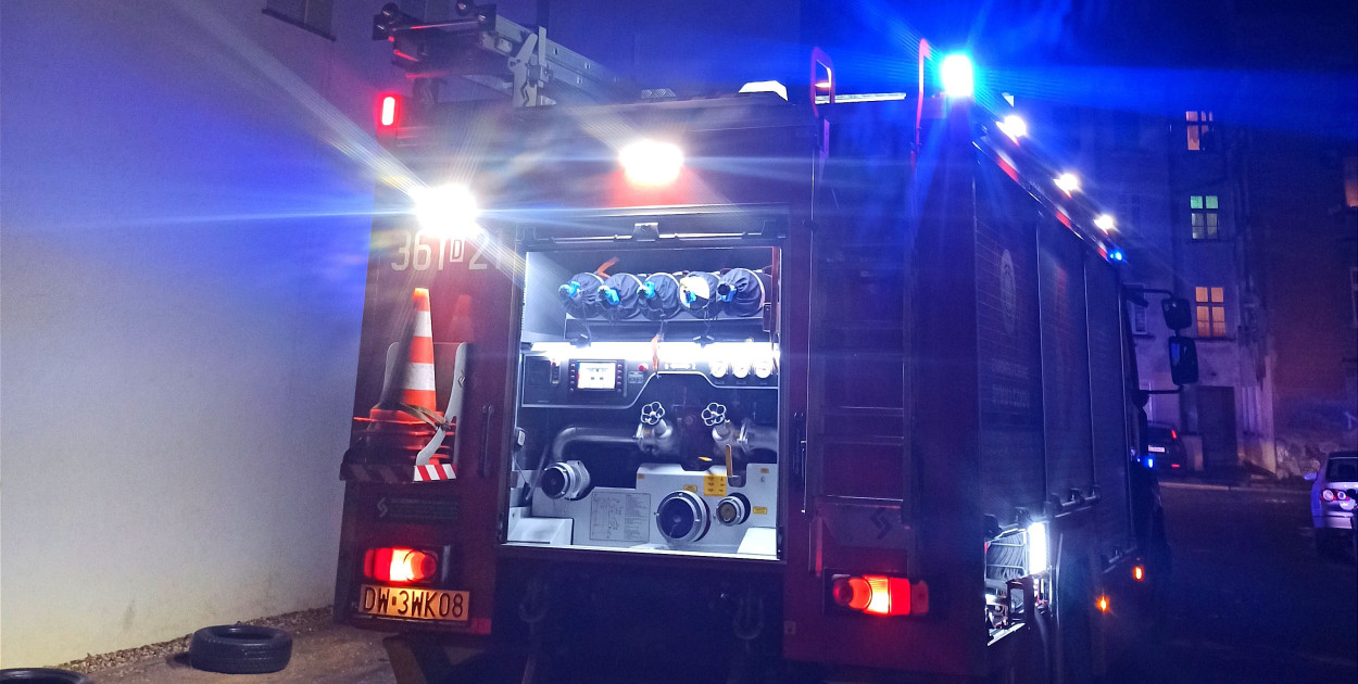 Pożar sadzy przy Nowym Świecie. Mieszkańcy mówią, że lokator pali byle czym