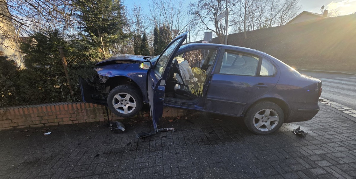 Szaleńcza ucieczka przed policją zakończyła się na ogrodzeniu