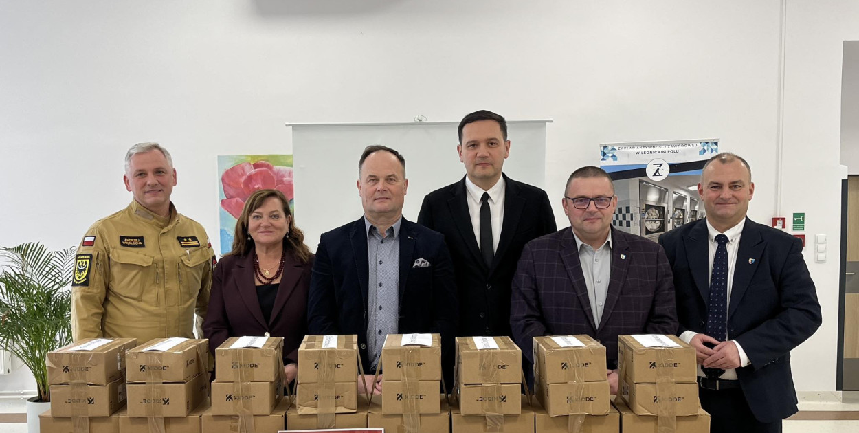 Strażacy z Legnicy przekazali czujniki w ramach programu ochrony ludności