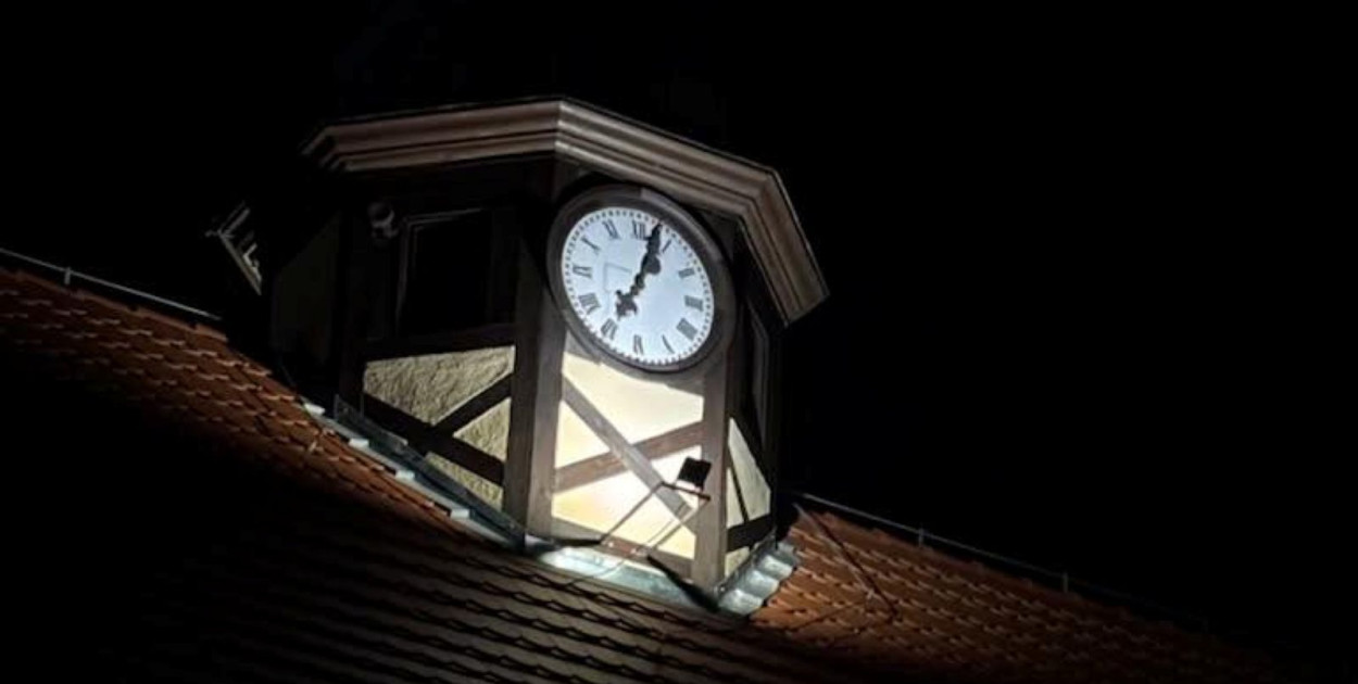 Po latach milczenia zegar na ratuszu w Prochowicach ponownie zaczął działać