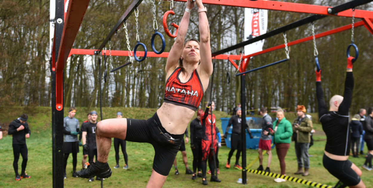 Czołganie, ściany i przenoszenie ciężarów, czyli bieg służb mundurowych