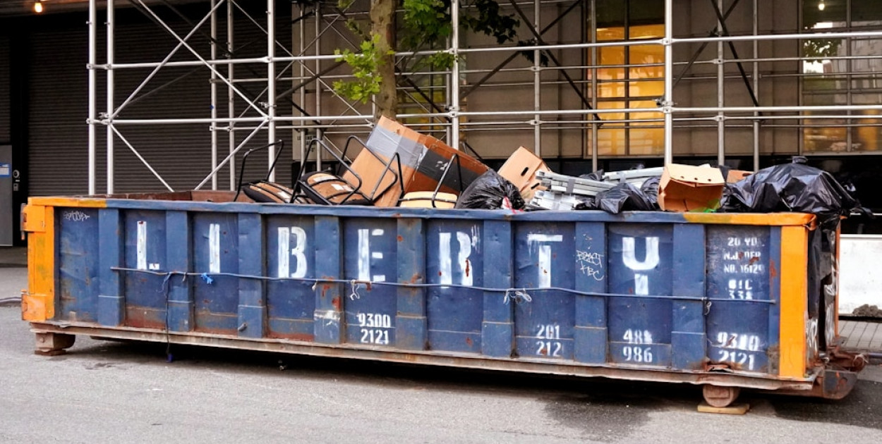Wynajem kontenerów – praktyczne rozwiązania dla prac budowlanych