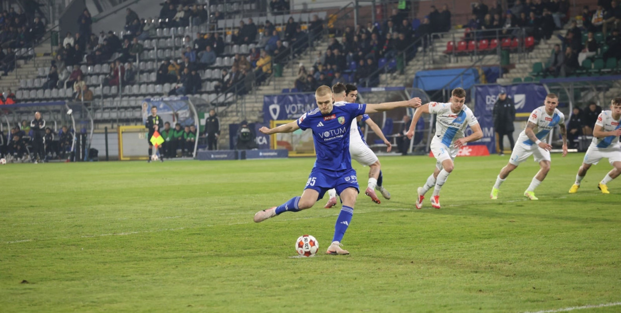 Miedź wyszarpała zwycięstwo! Milos Jovicić bohaterem