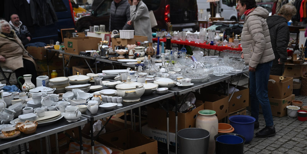 Stare zegary, porcelana i setki spacerowiczów między stoiskami