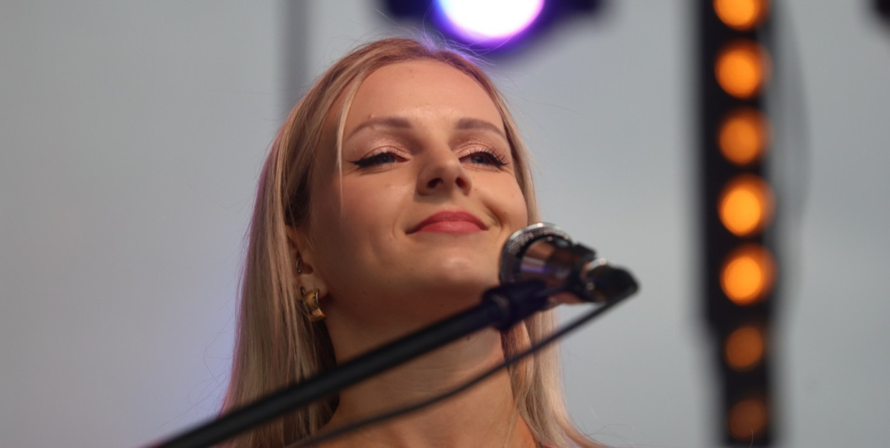 „Kobiece Opowieści Pisane Głosem” Nikoli Wardy w Sali Koncertowej Spiżarnia