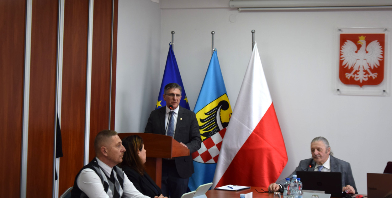 Nadzwyczajna sesja Rady Powiatu Legnickiego. Radni zmienili budżet