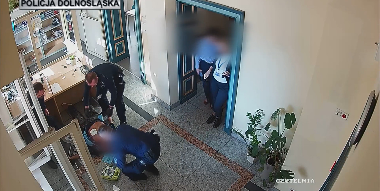 Dramatyczna sytuacja w sądzie. Policjanci uratowali mężczyźnie życie