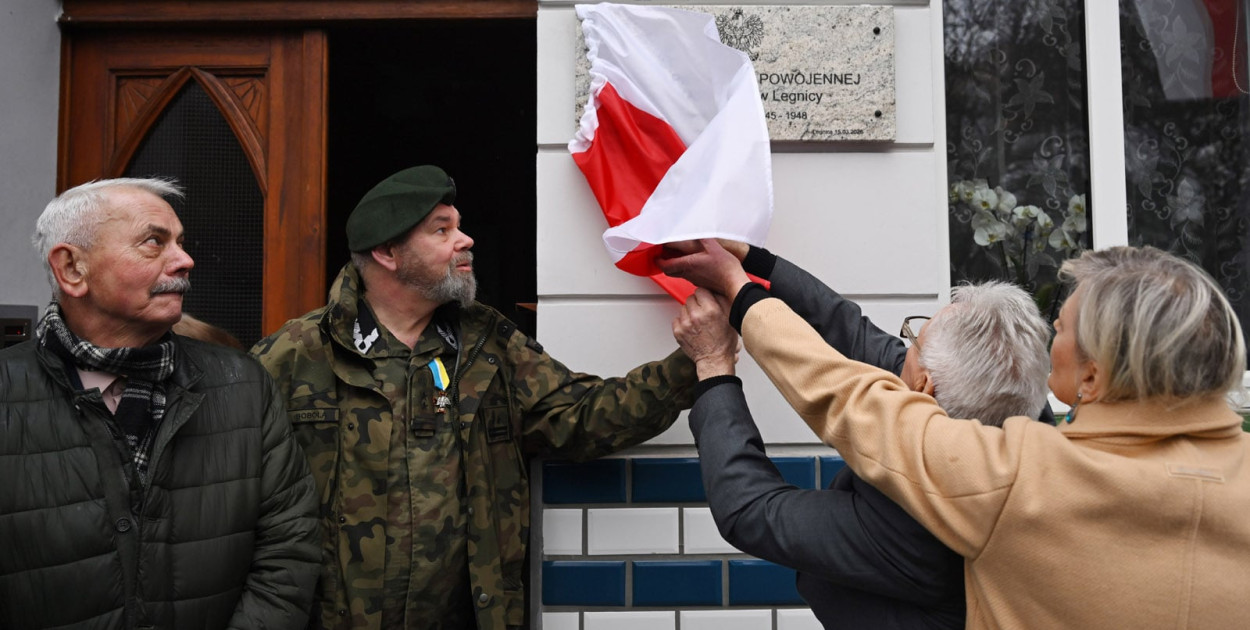 Historia ukryta w starej fotografii uruchomiła niezwykłą historię tablicy