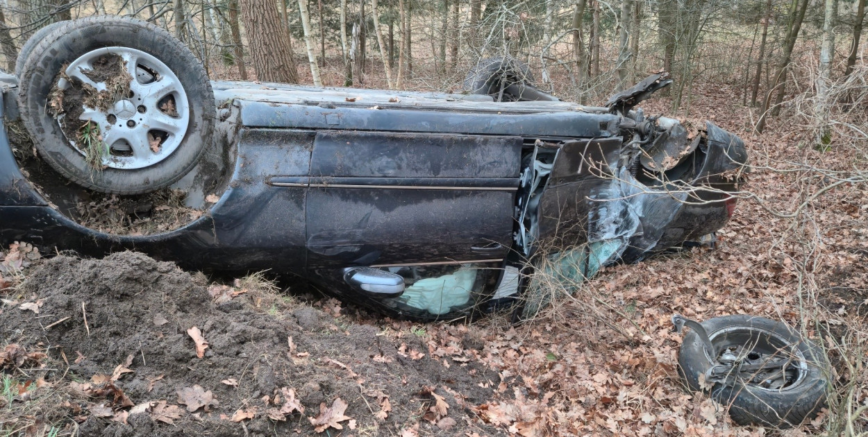 Nocny rajd zakończony w rowie. Kierowca uciekł z miejsca wypadku