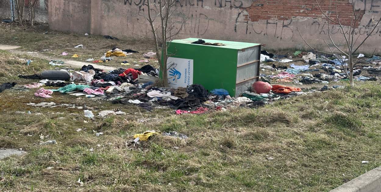 „Legnica po apokalipsie”? Teren przy ul. Leszczyńskiej tonie w śmieciach