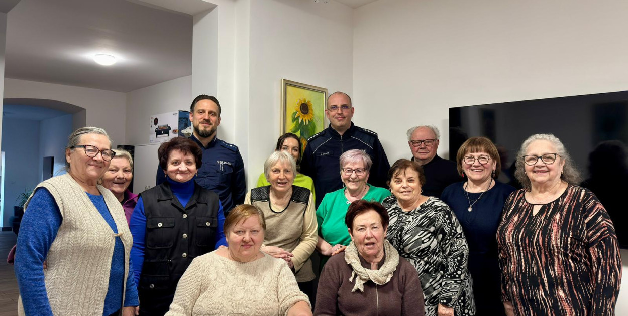 Policja u prochowickich seniorów. Było o telefonach i oszustach