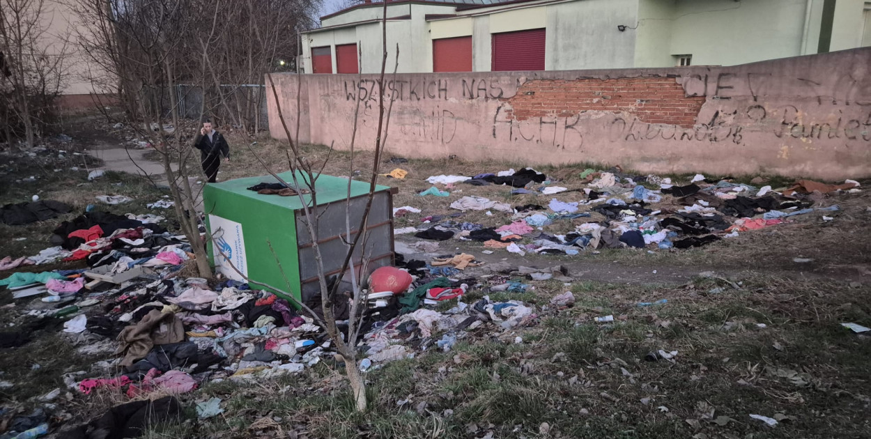 Śmieci i smród. Nawet przejście w tym miejscu jest niebezpieczne