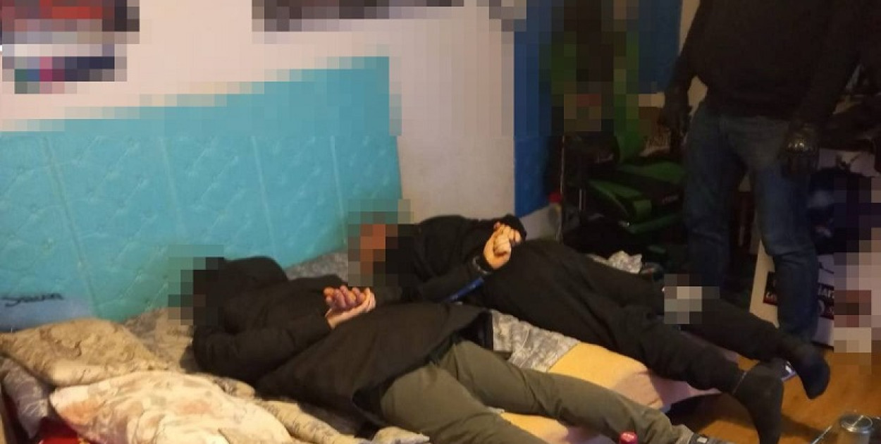 24-latek wpadł po akcji policji, w mieszkaniu trzymał narkotyki i pieniądze