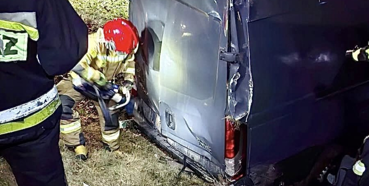 Groźne dachowanie na A4. Pojazd wypadł z jezdni