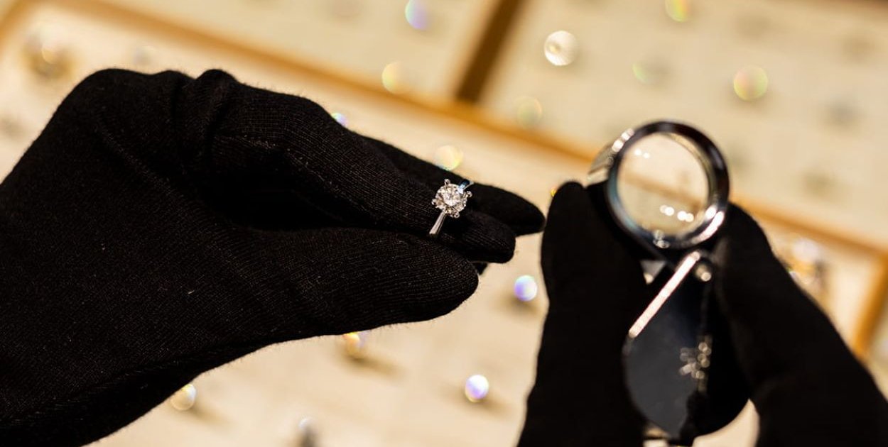 Co wyróżnia pierścionki zaręczynowe z białego złota?