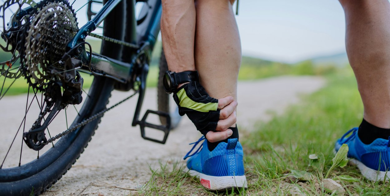 Skręcona kostka to nie koniec świata. Jak unikać powikłań