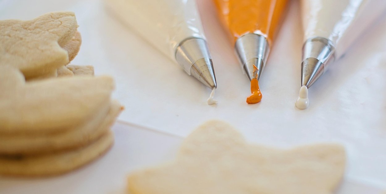 Dekorowanie tortów i deserów - czym są tylki cukiernicze i jak ich używać?