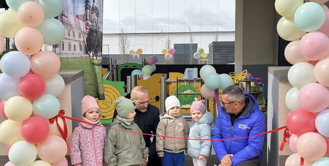 Plac zabaw przy „Tęczowej Krainie” otwarty. Dzieci od razu go przetestowały