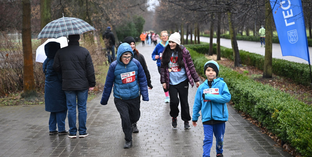 Mimo niepogody pokonali symboliczny kilometr dla „Otwórz Serce”