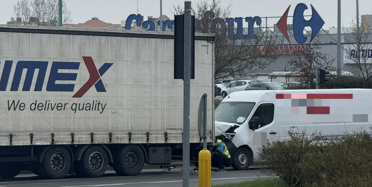 Nie zachował odstępu i uderzył w Iveco stojące na czerwonym świetle