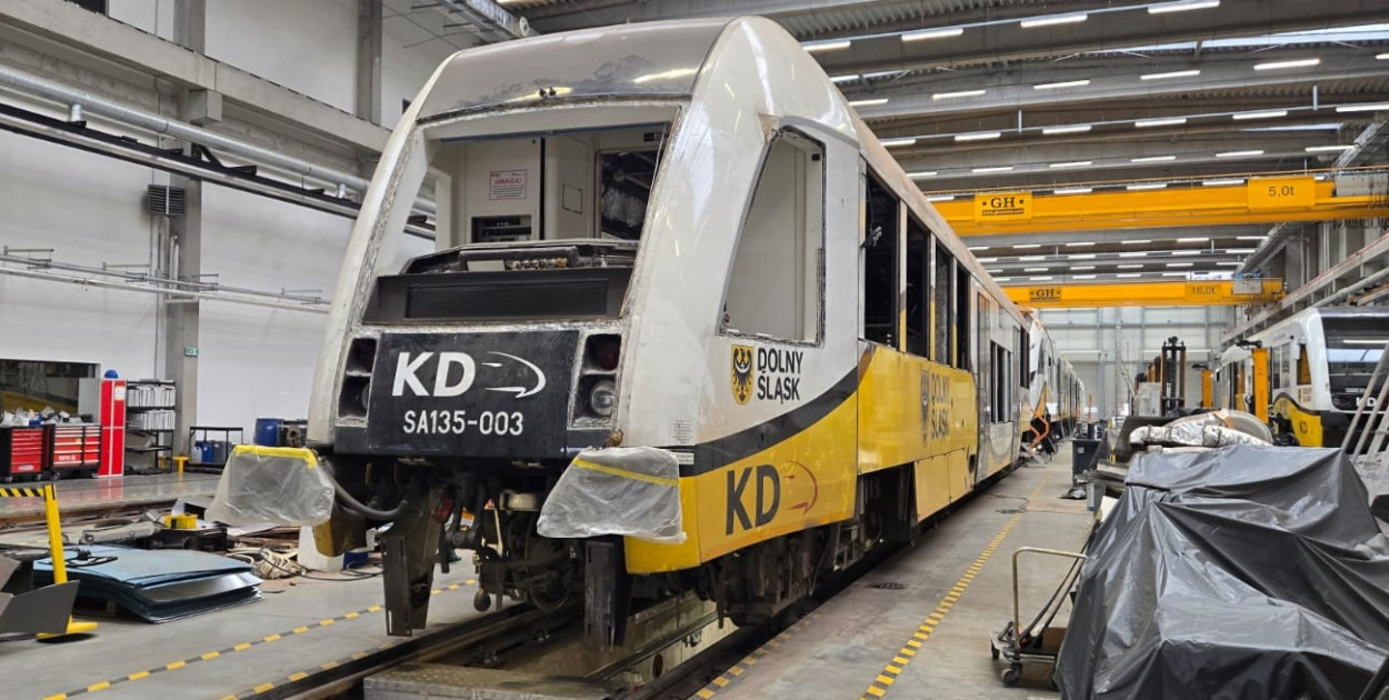 18-letni szynobus przechodzi gruntowny remont w hali serwisowej