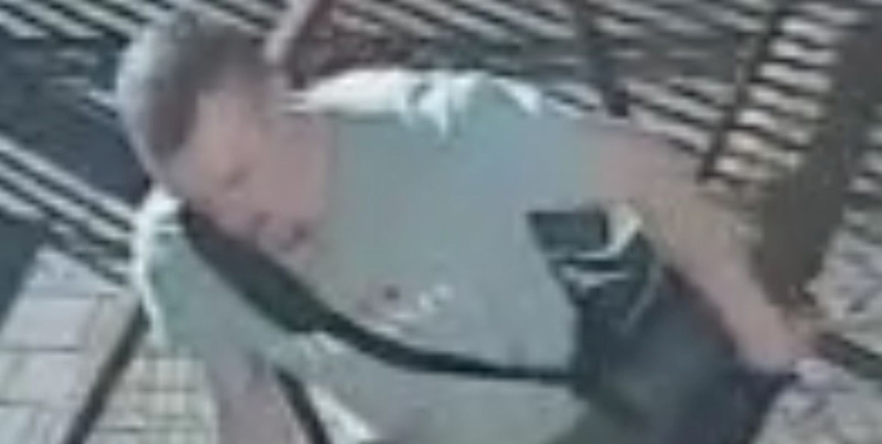 Policja szuka włamywaczy i publikuje wizerunek podejrzanych