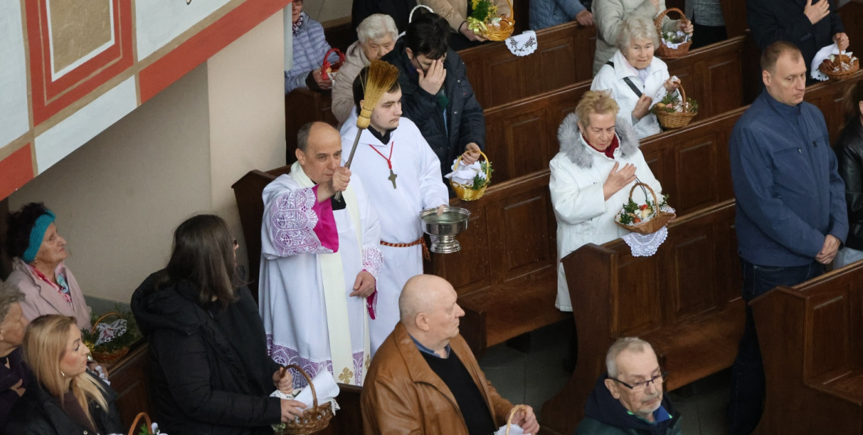 Koszyczki pełne, legniczanie tak tłumnie ruszają do kościołów
