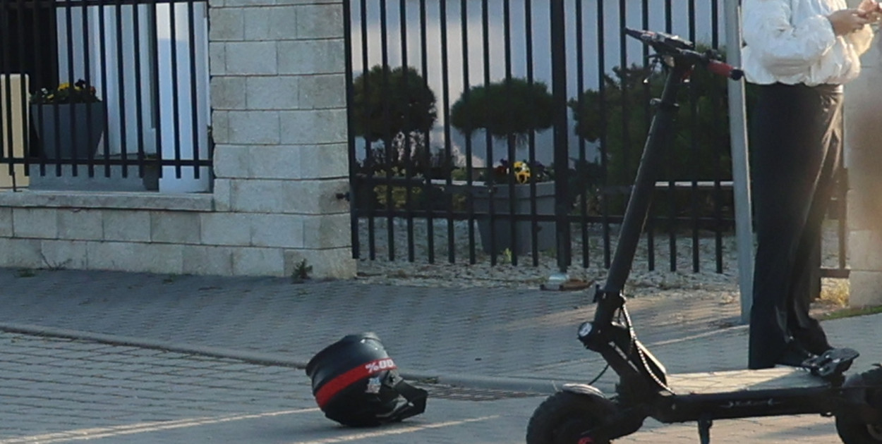 Dwóch nastolatków na hulajnodze elektrycznej potrąconych przez samochód