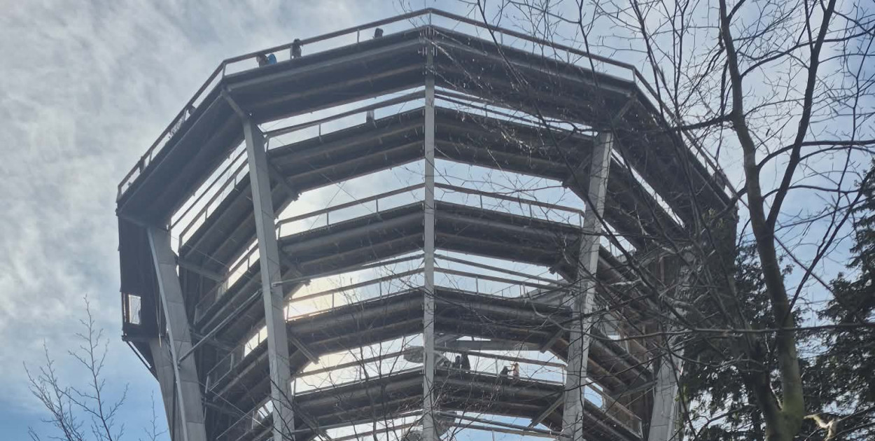 Tu spacerujesz nad drzewami i podziwiasz panoramę Karkonoszy