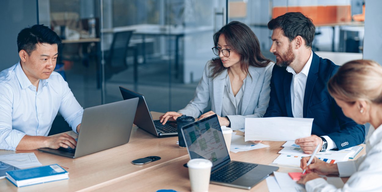 Faktoring bankowy czy pozabankowy – porównanie dla przedsiębiorców