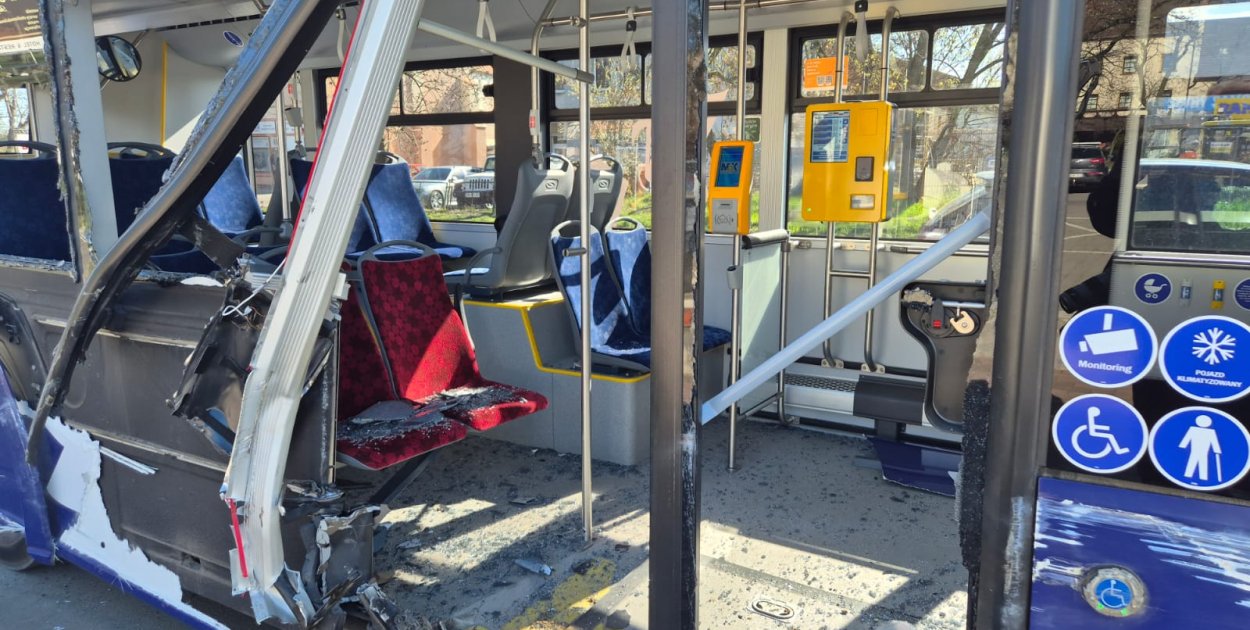 Kierowca koparki, który zniszczył autobus, zgłosił zgłosił się na policję