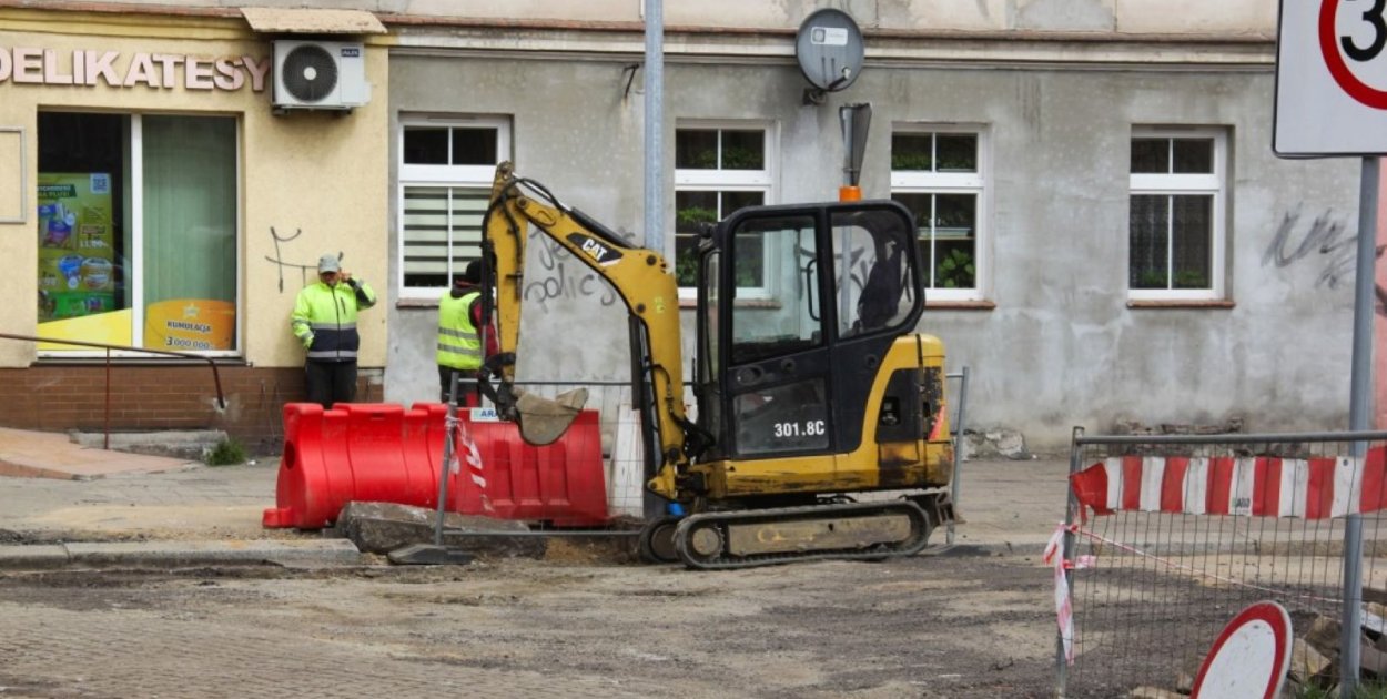 Ruszył remont ulicy Działkowej. Drogowcy rozbierają nawierzchnię