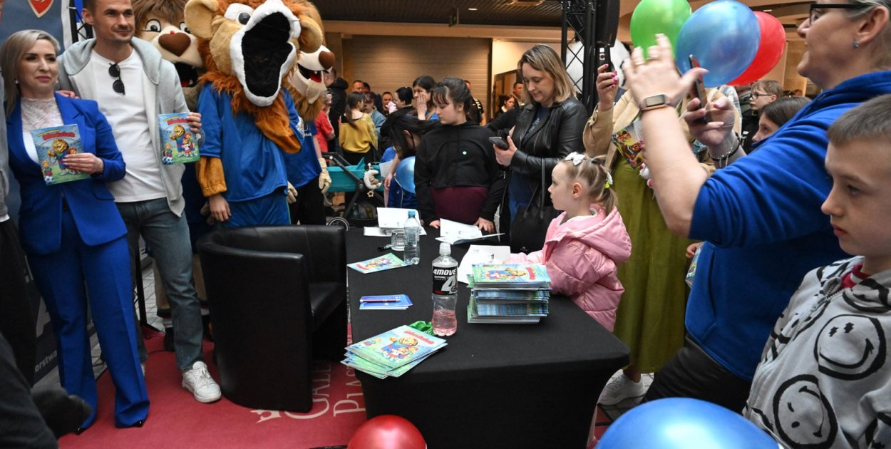 Wspólne czytanie, długie kolejki po autografy „Miedziaka” w Galerii Piastów