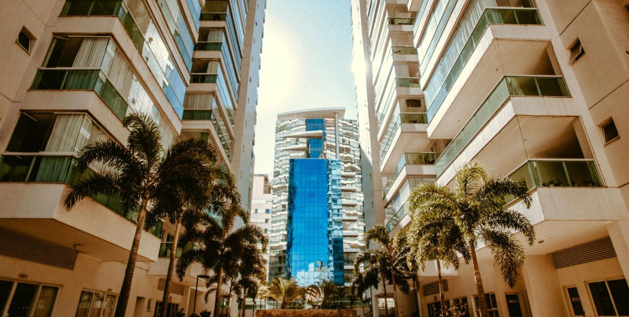 Dlaczego polskie biuro nieruchomości za granicą to nie luksus, a konieczność — pra