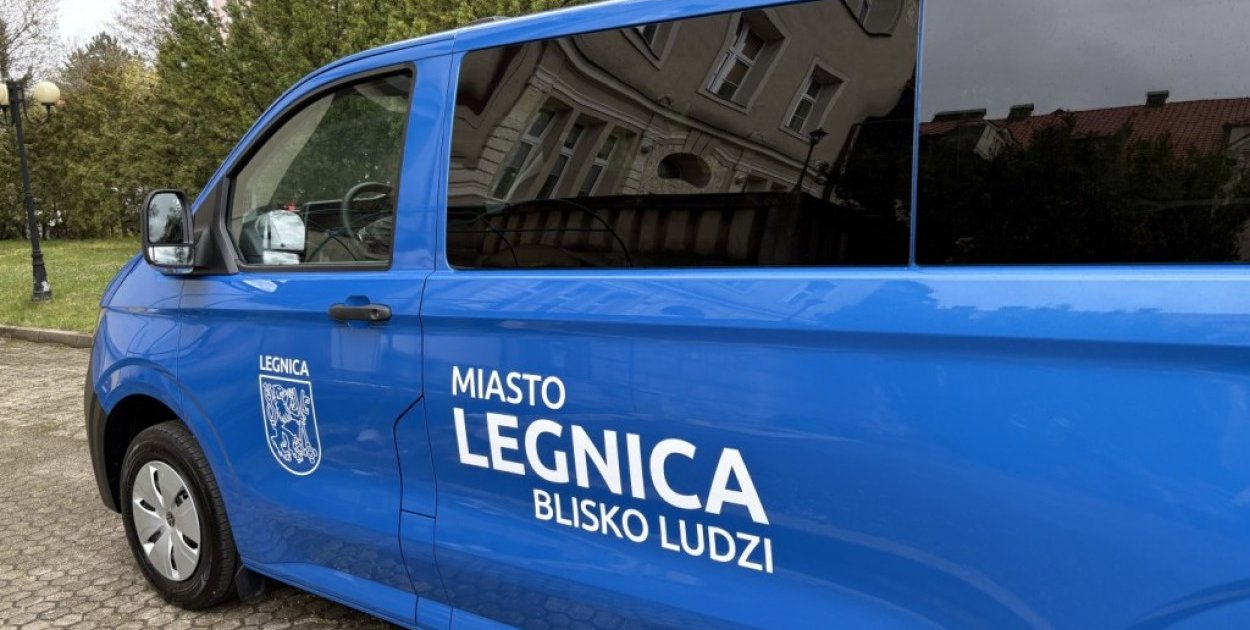 Nowy mikrobus dla DPS w Legnicy i kolejne autobusy w drodze