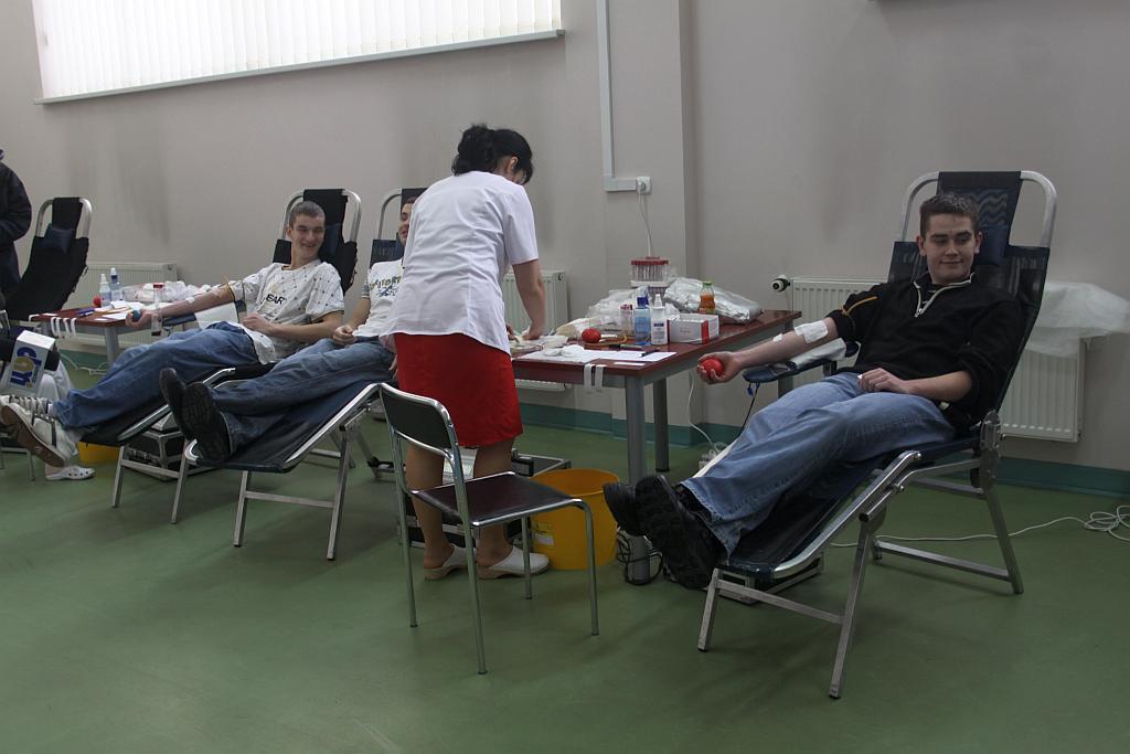 Uczniowie III LO oddają krew- FOTO:Wojciech Obremski (lca.pl)