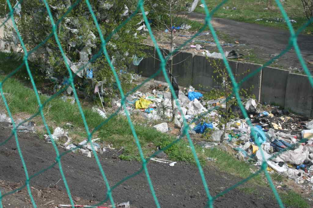 Podrzucone śmieci - FOTO:ps(lca.pl)