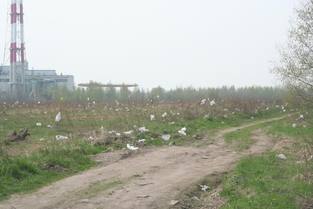 Śmieci przed wysypiskiem - FOTO:ps(lca.pl)